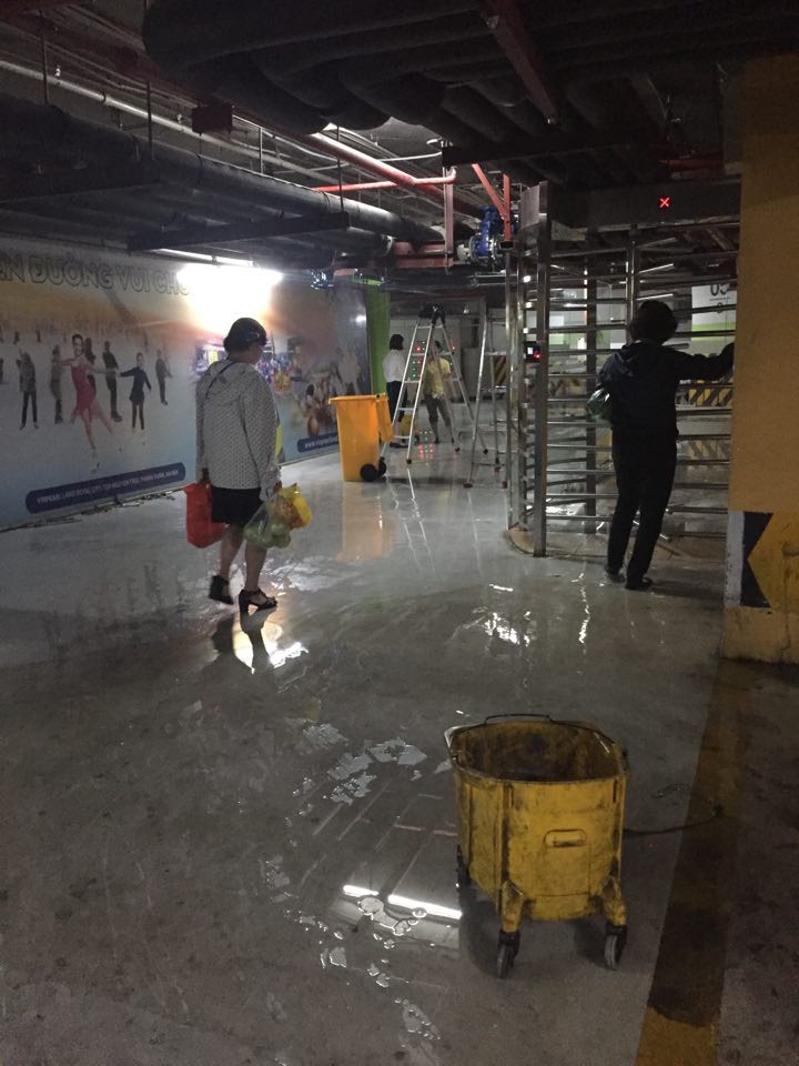 Hà Nội: Hệ thống đường ống nước gặp sự cố, hầm gửi xe chung cư Royal City lênh láng nước