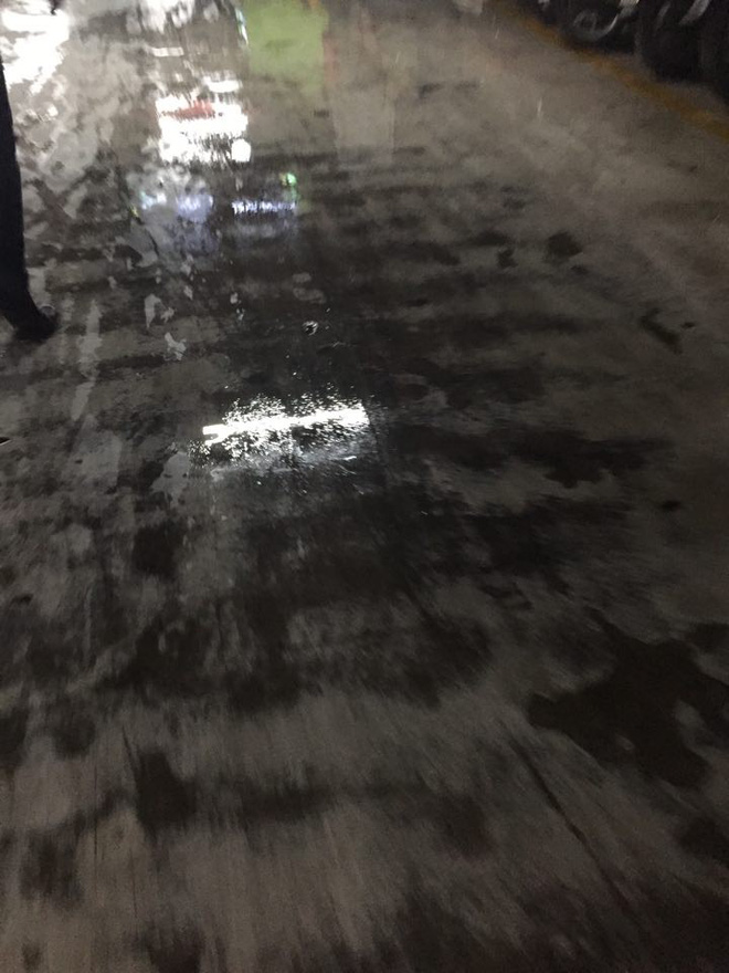 Hà Nội: Hệ thống đường ống nước gặp sự cố, hầm gửi xe chung cư Royal City lênh láng nước