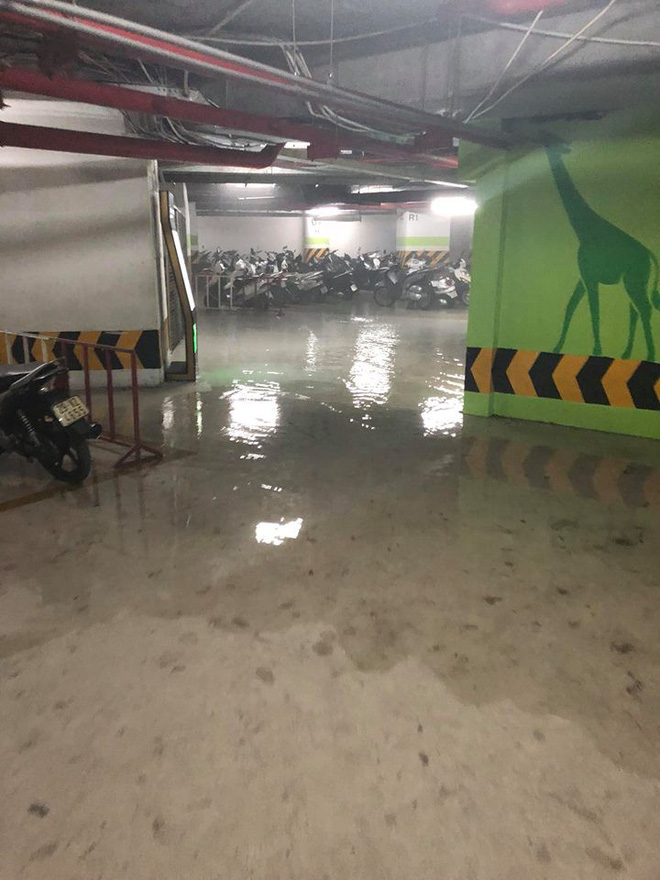 Hà Nội: Hệ thống đường ống nước gặp sự cố, hầm gửi xe chung cư Royal City lênh láng nước