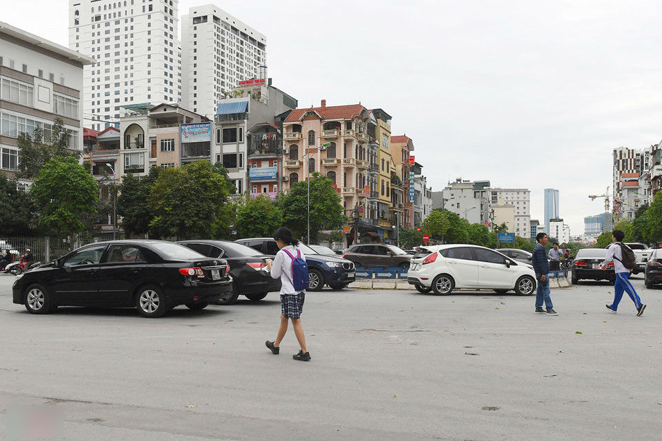 Xế hộp bủa vây khu tái định cư phía tây Hà Nội