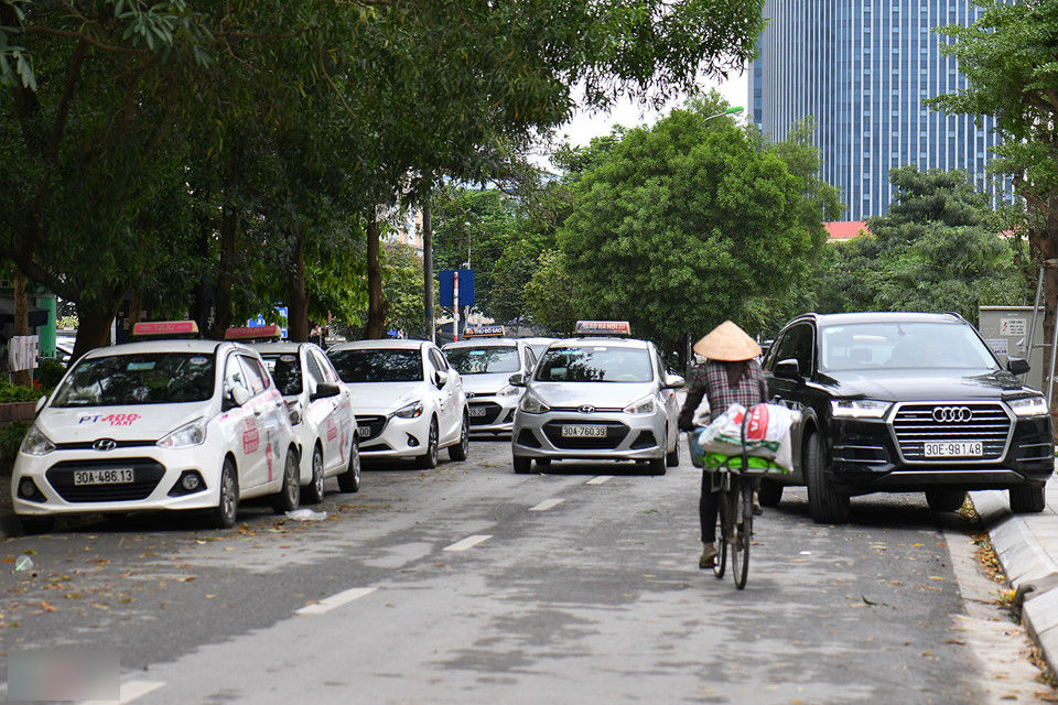 Xế hộp bủa vây khu tái định cư phía tây Hà Nội