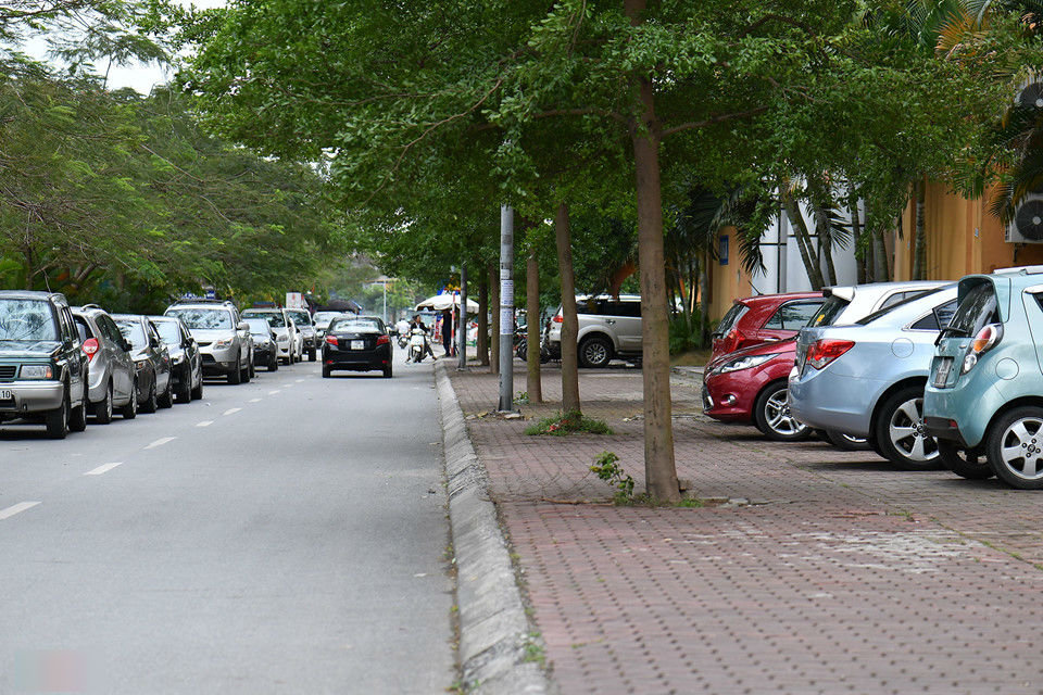 Xế hộp bủa vây khu tái định cư phía tây Hà Nội