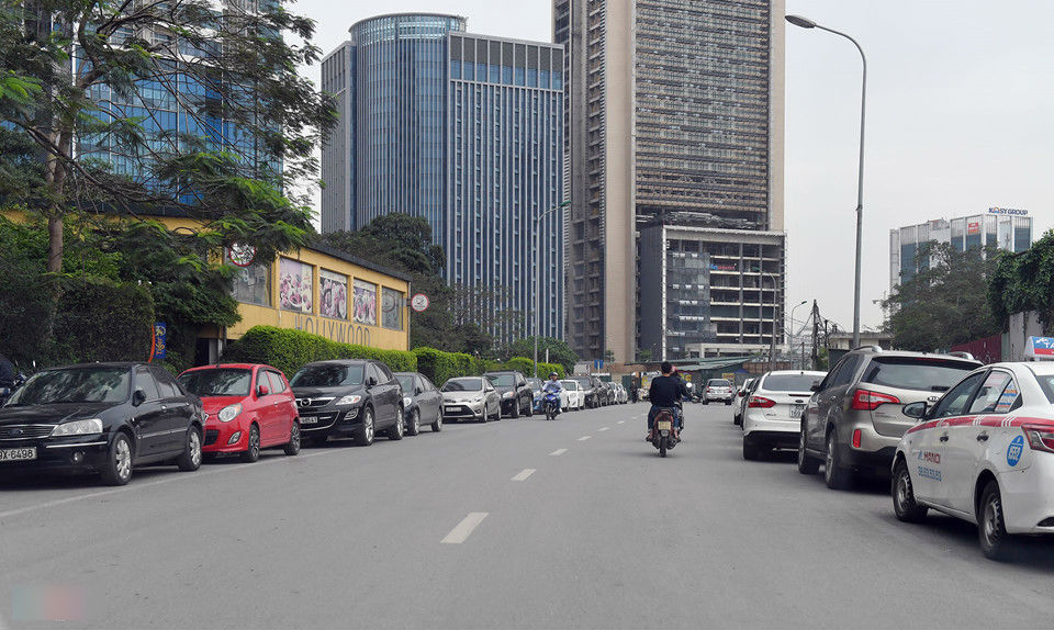 Xế hộp bủa vây khu tái định cư phía tây Hà Nội