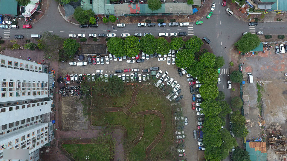 Xế hộp bủa vây khu tái định cư phía tây Hà Nội