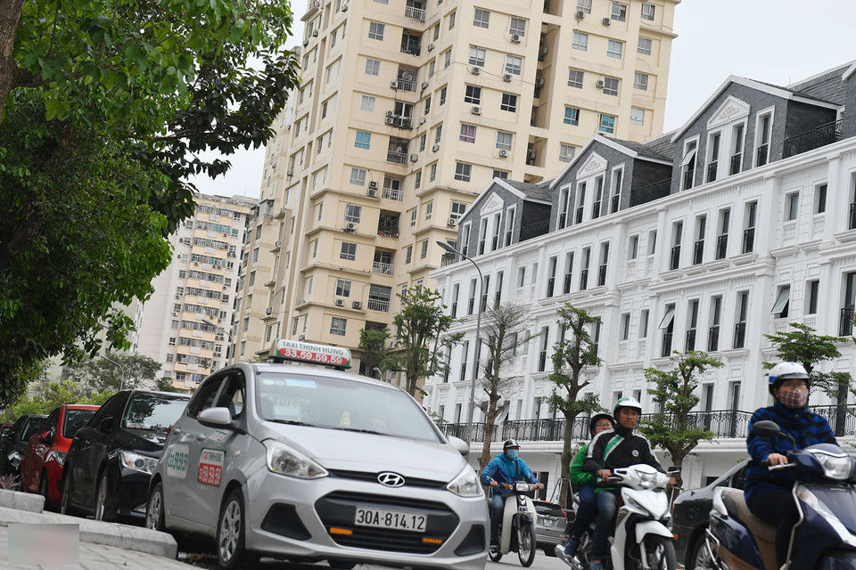 Xế hộp bủa vây khu tái định cư phía tây Hà Nội