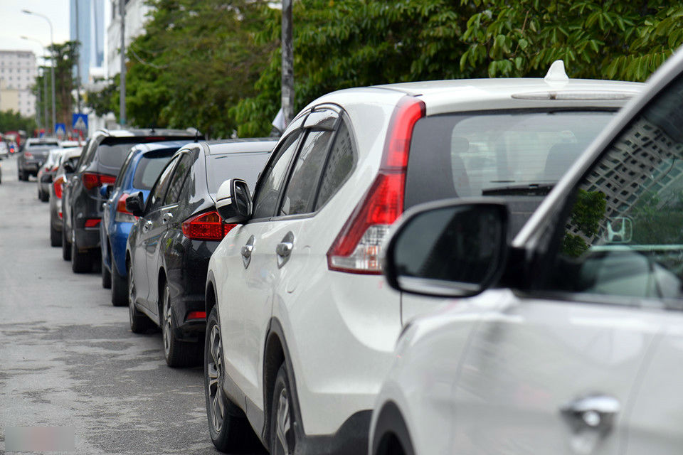 Xế hộp bủa vây khu tái định cư phía tây Hà Nội