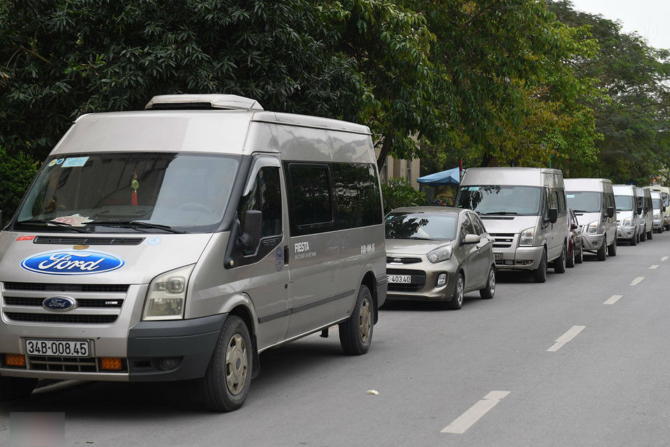 Xế hộp bủa vây khu tái định cư phía tây Hà Nội