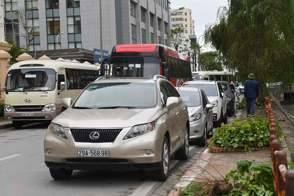 Xế hộp bủa vây khu tái định cư phía tây Hà Nội