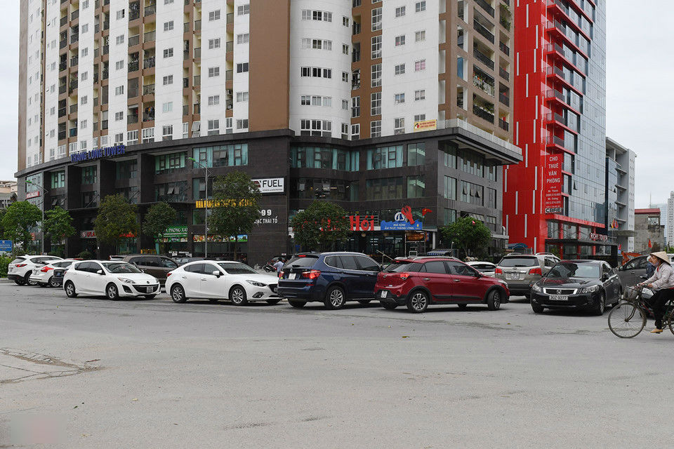Xế hộp bủa vây khu tái định cư phía tây Hà Nội