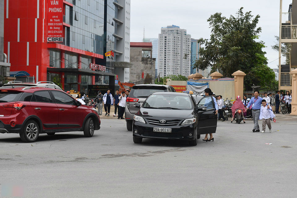 Xế hộp bủa vây khu tái định cư phía tây Hà Nội