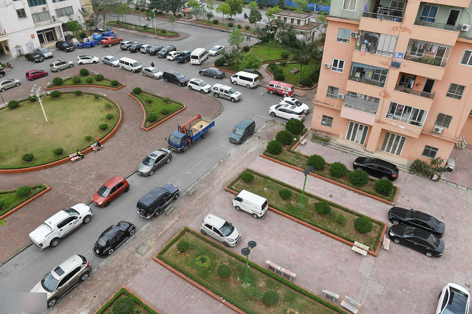 Xế hộp bủa vây khu tái định cư phía tây Hà Nội