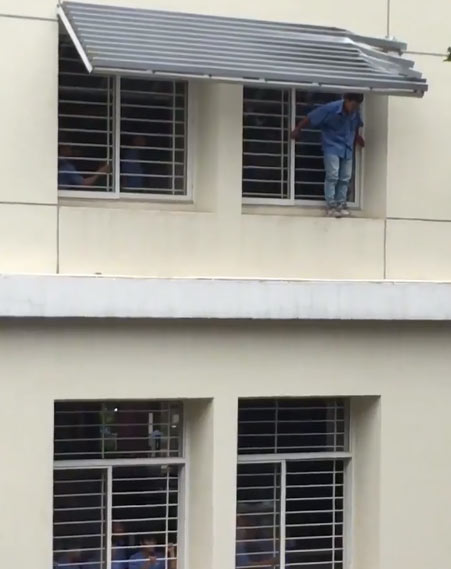 Giải cứu sinh viên bị mắc kẹt khi nhảy từ tầng 3 tự tử