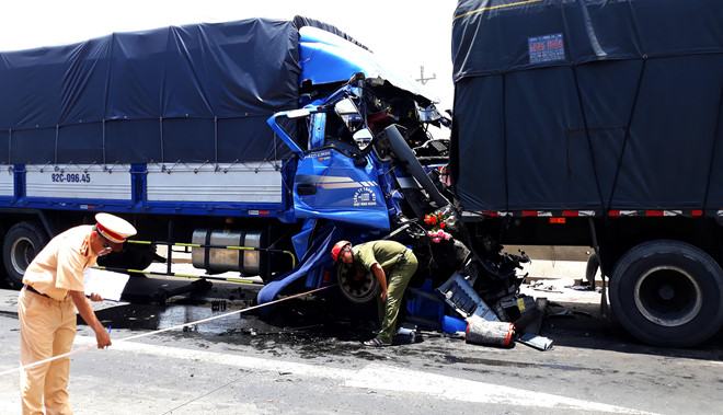 Tài xế ôtô tải tử vong trong cabin sau khi đâm vào đuôi xe đầu kéo