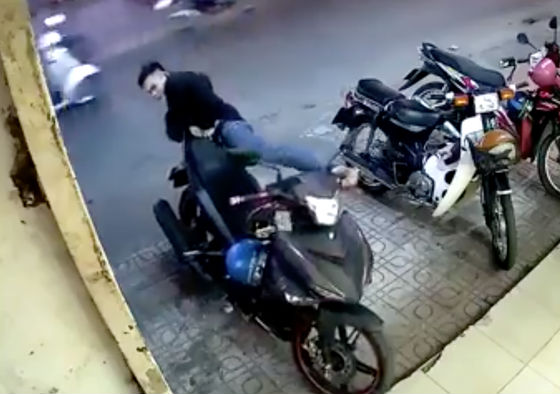 Video: Kẻ gian tung cước phá khóa cổ Exciter trong chớp mắt