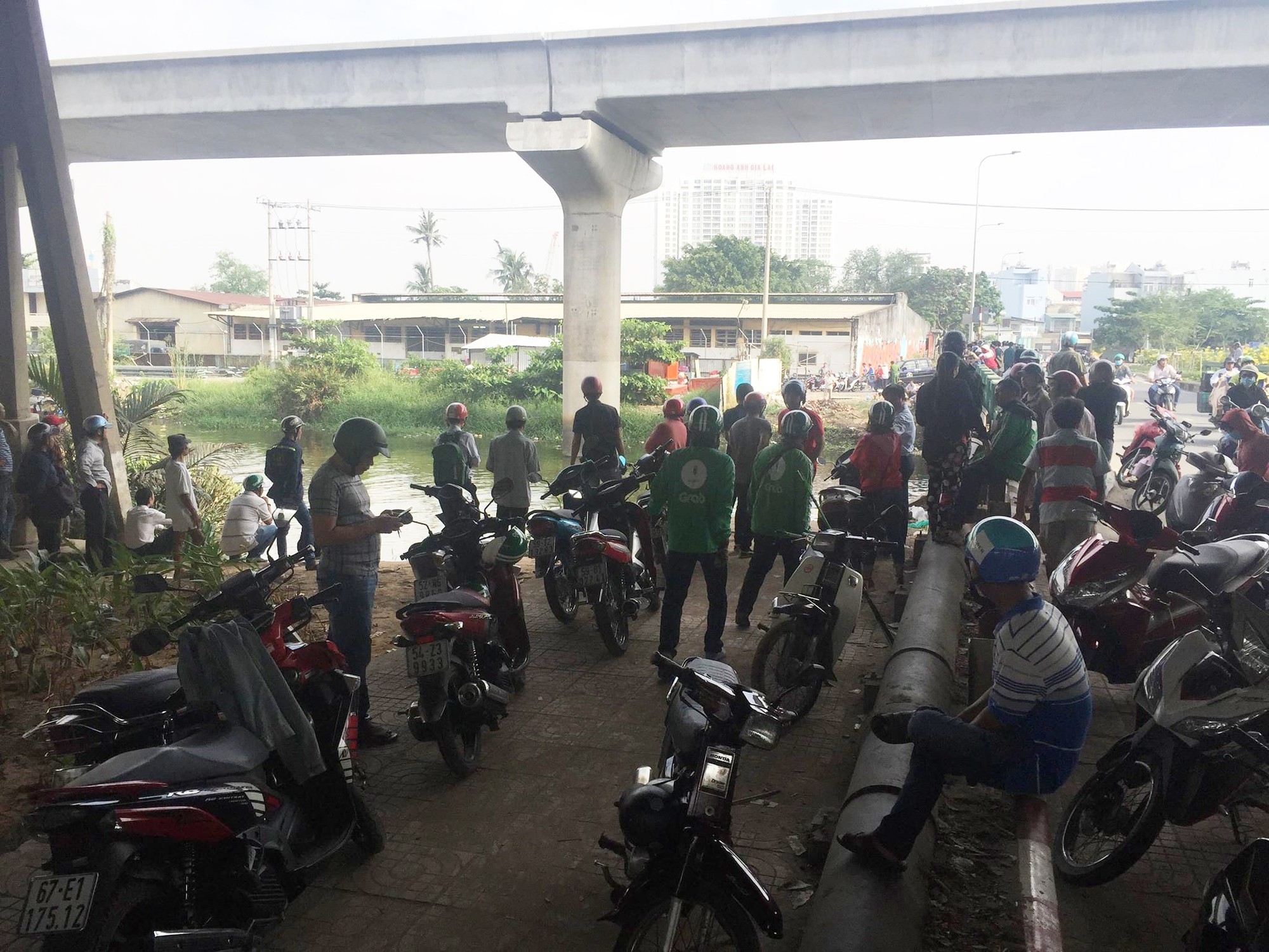 Hàng trăm người đứng xem xác chết nam thanh niên 24 tuổi, giao thông kẹt cứng trên cầu Sài Gòn