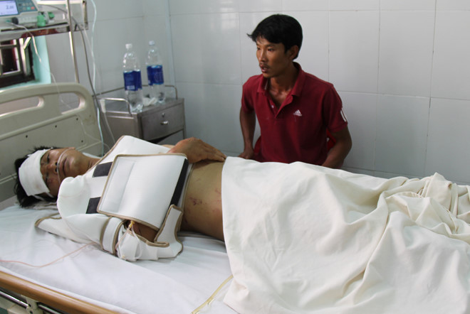 Xe cấp cứu bị nổ lốp khi xảy ra tai nạn làm 3 người chết