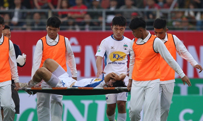 Chấn thương của Tuấn Anh không phải do mặt sân Lạch Tray xấu