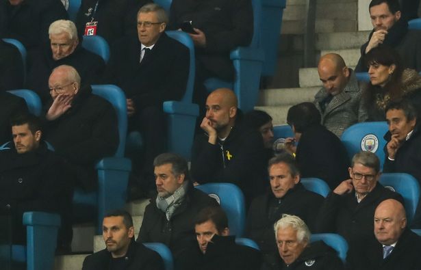 Vì sao HLV Pep Guardiola bị đuổi lên khán đài?