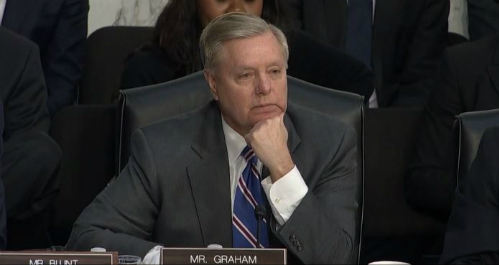 Mark Zuckerberg lúng túng khi nói về đối thủ lớn nhất của Facebook