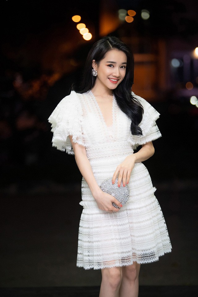 Rò rỉ hình ảnh Trường Giang ngồi lủi thủi một mình, đọc tin tức về Nhã Phương qua điện thoại?