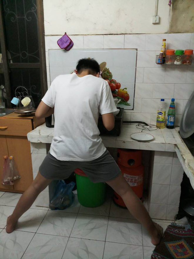 Nỗi khổ của chàng trai cao 1m82: Xoạc chân hết cỡ mới đứng vừa kệ bếp, mẹ chỉ ước con lùn đi 10cm Nỗi khổ của chàng trai cao 1m82: Xoạc chân hết cỡ mới đứng vừa kệ bếp, mẹ chỉ ước con lùn đi 10cm