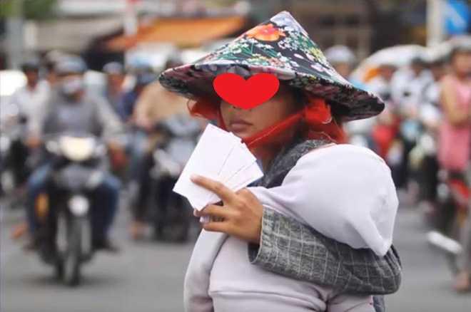 Cuộc trao đổi bất ngờ của bác sĩ và chị bán vé số ôm theo con gái nhỏ bị ốm: Cho tôi mua 20 ngàn niềm vui Cuộc trao đổi bất ngờ của bác sĩ và chị bán vé số ôm theo con gái nhỏ bị ốm: Cho tôi mua 20 ngàn niềm vui