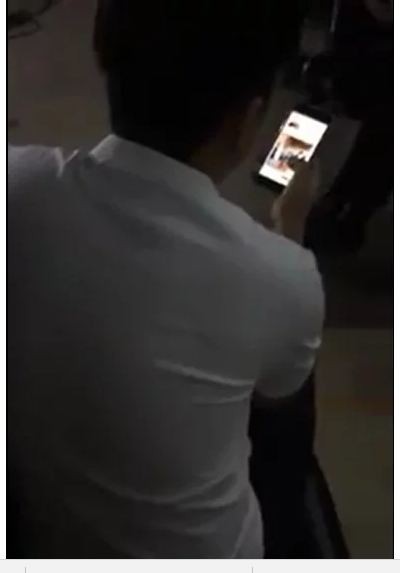 Rò rỉ hình ảnh Trường Giang ngồi lủi thủi một mình, đọc tin tức về Nhã Phương qua điện thoại?