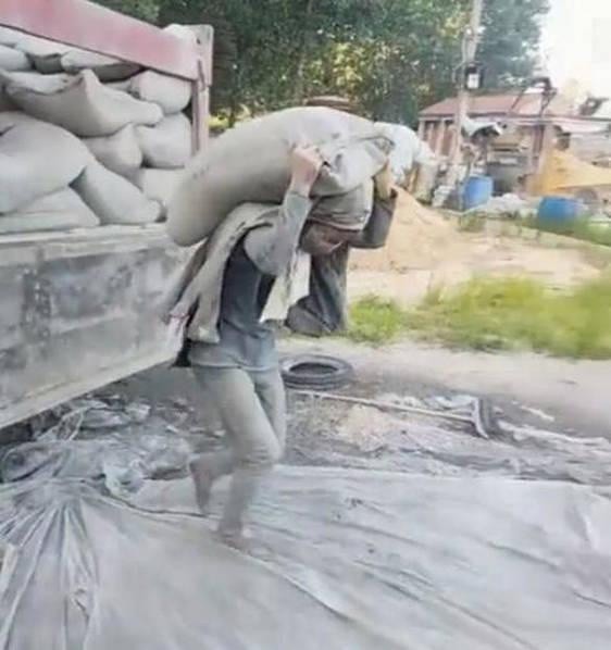 Cô gái 27 tuổi mỗi ngày vác 20 tấn xi măng và câu chuyện cay đắng đằng sau khiến ai cũng mủi lòng