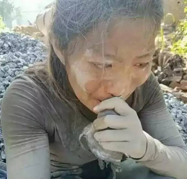 Cô gái 27 tuổi mỗi ngày vác 20 tấn xi măng và câu chuyện cay đắng đằng sau khiến ai cũng mủi lòng