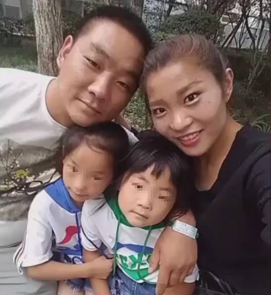 Cô gái 27 tuổi mỗi ngày vác 20 tấn xi măng và câu chuyện cay đắng đằng sau khiến ai cũng mủi lòng