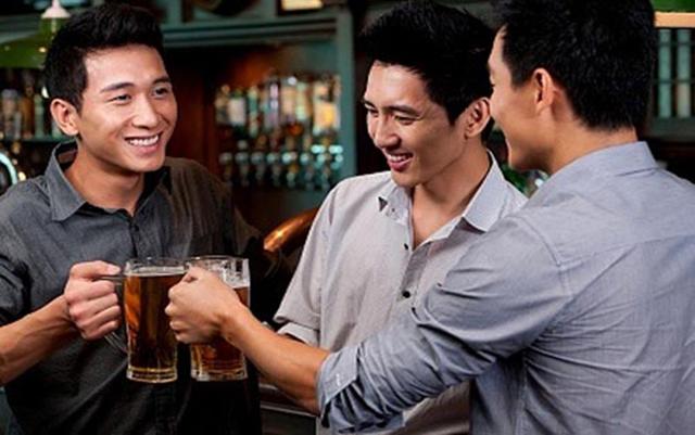 Tái mặt vì câu nói của bạn chồng, nhưng xử sự của chồng còn khiến tôi đau hơn