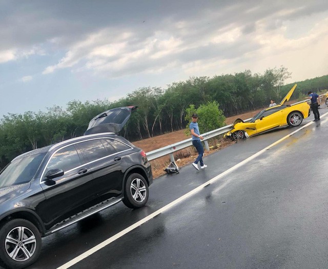 Sau tai nạn kinh hoàng, chủ xe Chevrolet Corvette chụp hình đăng Facebook: Chúc mọi người mua được siêu xe để đi an toàn Sau tai nạn kinh hoàng, chủ xe Chevrolet Corvette chụp hình đăng Facebook: Chúc mọi người mua được siêu xe để đi an toàn