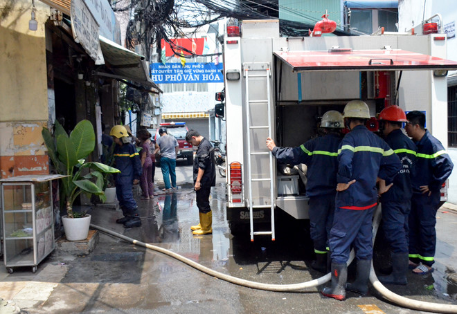 Cứu cụ ông 70 tuổi mắc kẹt trong đám cháy lớn ở Sài Gòn