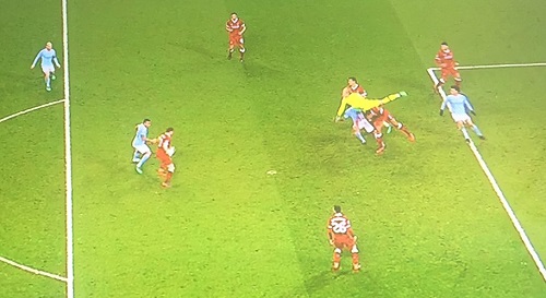 Guardiola: Trọng tài là một gã đặc biệt, thích khác người