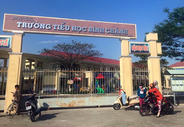 Hiệu trưởng vụ cô giáo quỳ xuống làm giáo viên