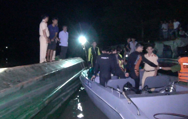 Ba mẹ con thiệt mạng khi sà lan lật trong đêm