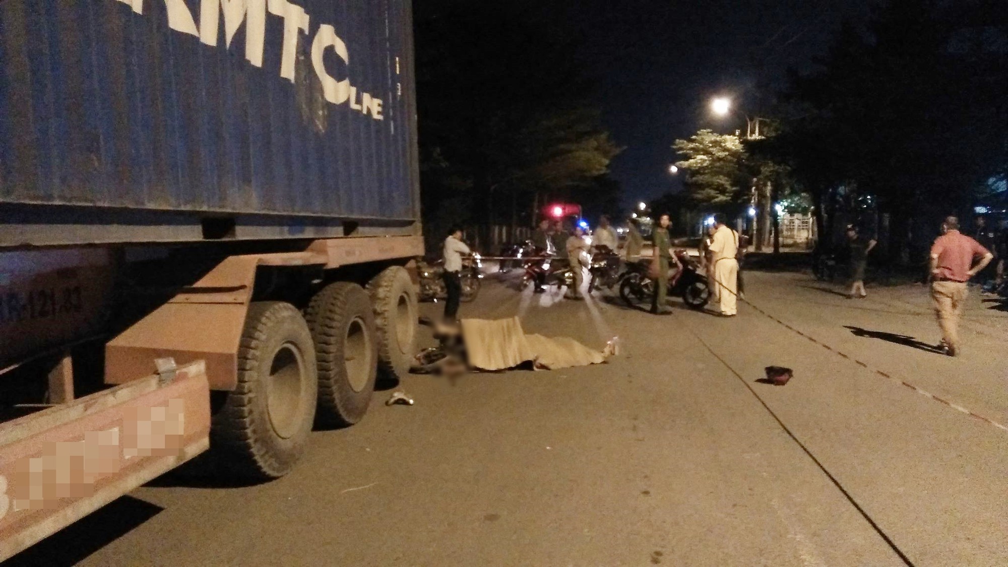 Tông vào đuôi rơ – móoc đậu bên đường, người đàn ông chết thảm