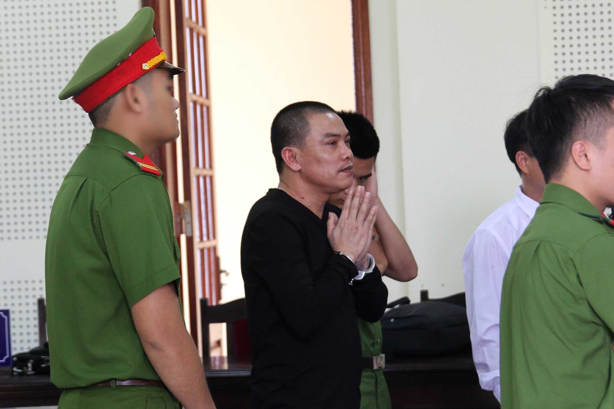 Trước khi bị tuyên tử hình, ông trùm 3 lần trốn trại vẫy tay từ biệt người thân