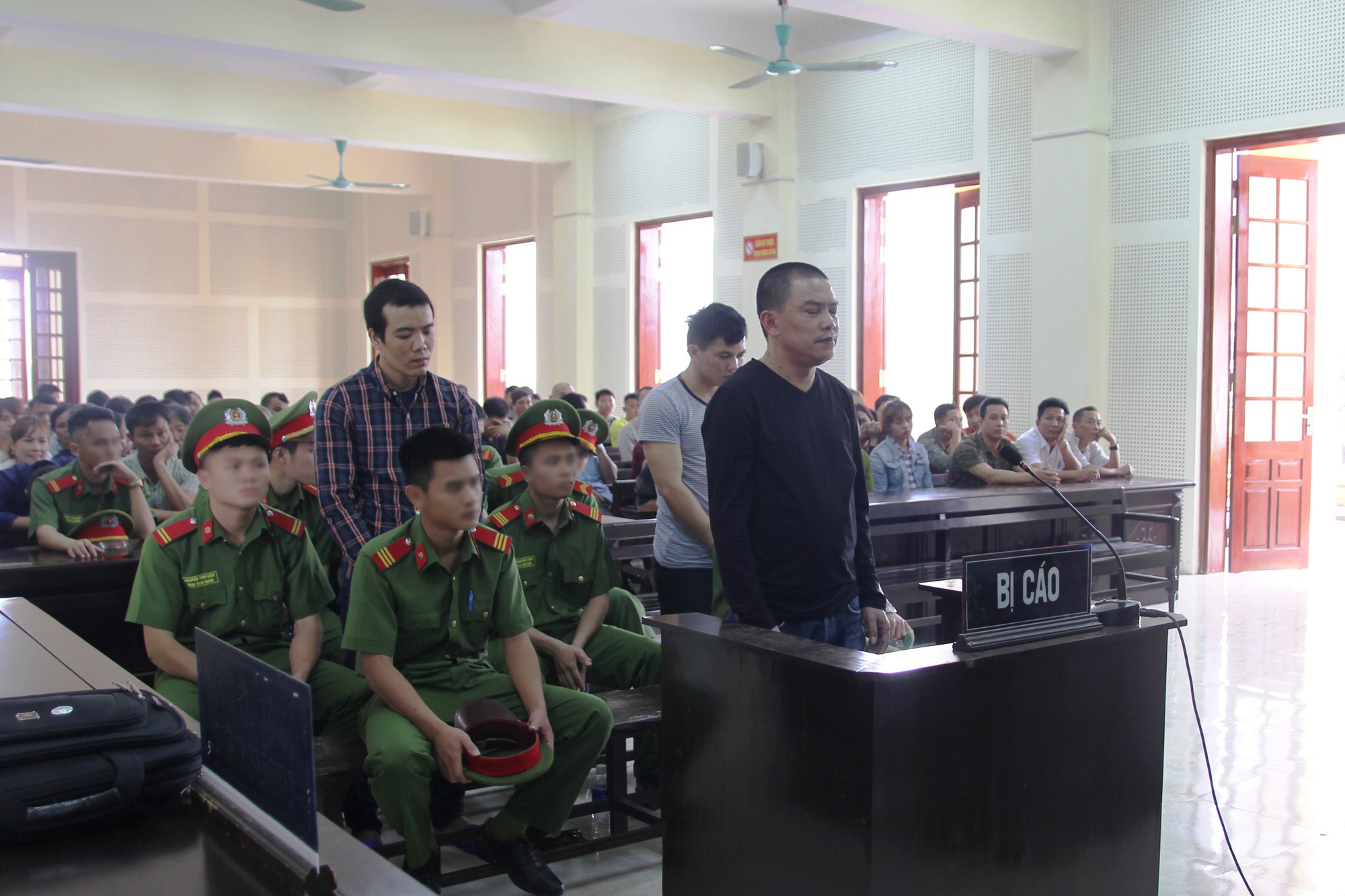 Trước khi bị tuyên tử hình, ông trùm 3 lần trốn trại vẫy tay từ biệt người thân