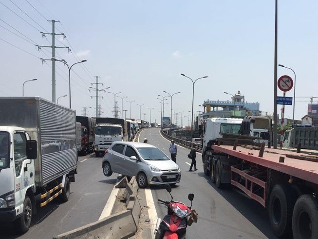 Xe đầu kéo húc ô tô con văng vào dải phân cách