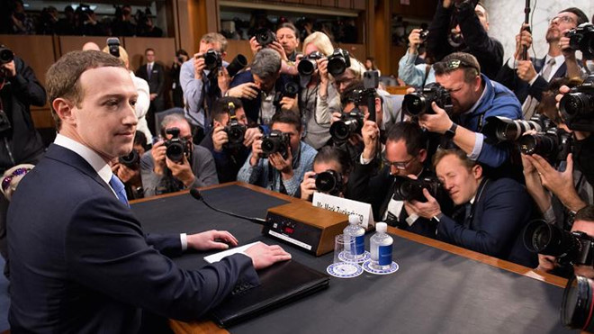 CEO Cambridge Analytica từ chức giữa tâm bão dư luận