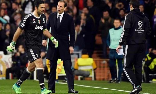 CĐV Real đứng dậy vỗ tay khi Buffon rời sân