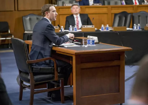 Mark Zuckerberg kê thêm đệm 10cm để ngồi Mark Zuckerberg kê thêm đệm 10cm để ngồi