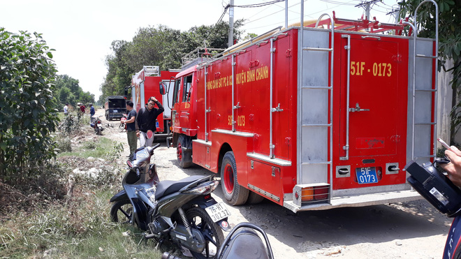 Cháy lớn tại xưởng phế liệu ở vùng ven Sài Gòn, ngọn khói bốc cao hàng trăm mét