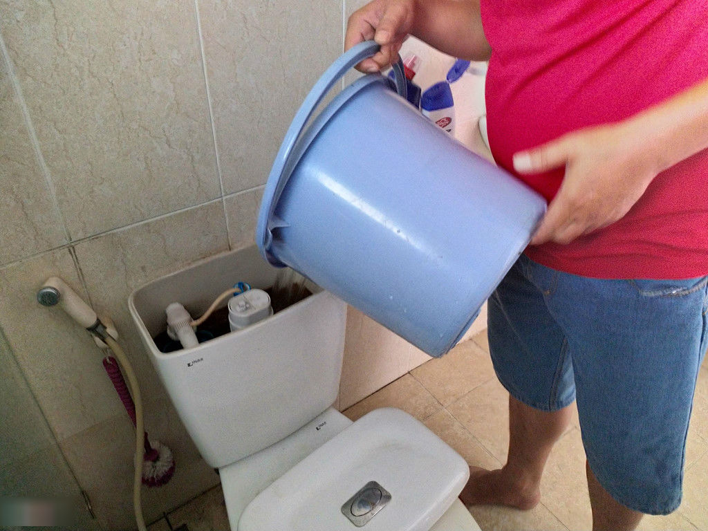 Cư dân cố bám trụ chung cư Carina Plaza trong cảnh không điện nước