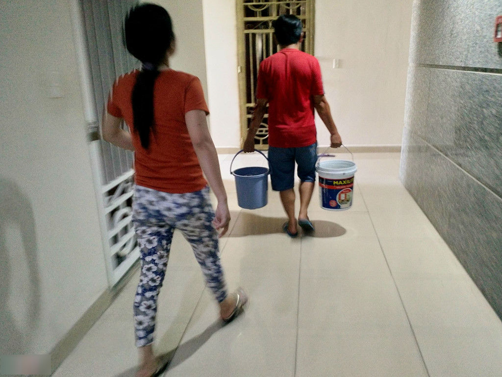 Cư dân cố bám trụ chung cư Carina Plaza trong cảnh không điện nước