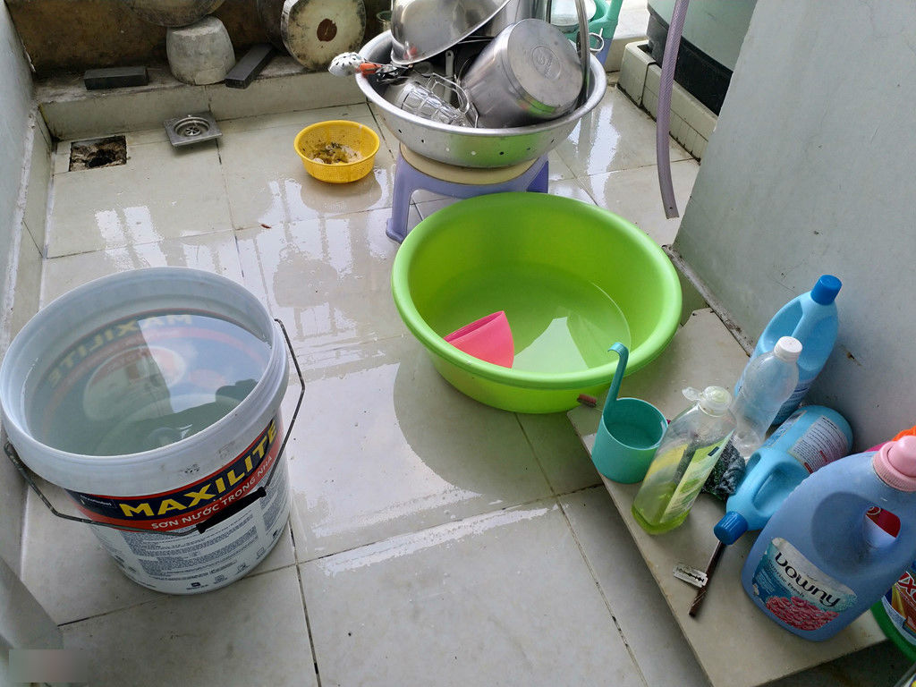 Cư dân cố bám trụ chung cư Carina Plaza trong cảnh không điện nước