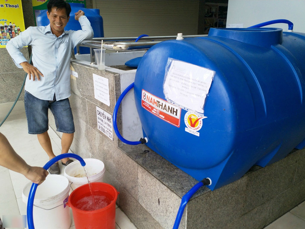 Cư dân cố bám trụ chung cư Carina Plaza trong cảnh không điện nước