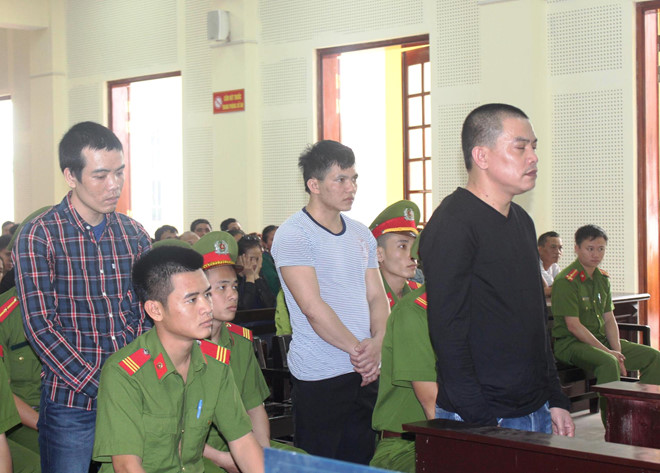 Trùm giang hồ buôn ma túy nhận án tử náo loạn ở tòa