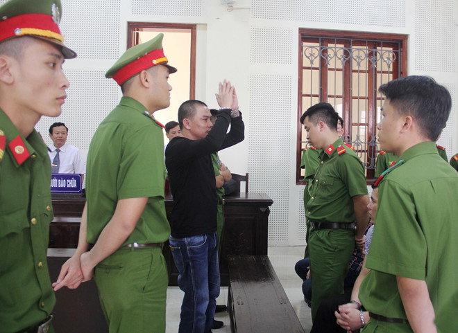 Trùm giang hồ buôn ma túy nhận án tử náo loạn ở tòa